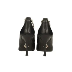 Décolleté con cinturino alla caviglia ricoperto di strass. Tacco alto 9cm
