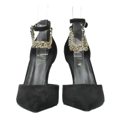 Décolleté con cinturino intrecciato.Tacco alto 9cm