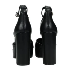 Décolleté in vernice con cinturino. Tacco alto 10cm