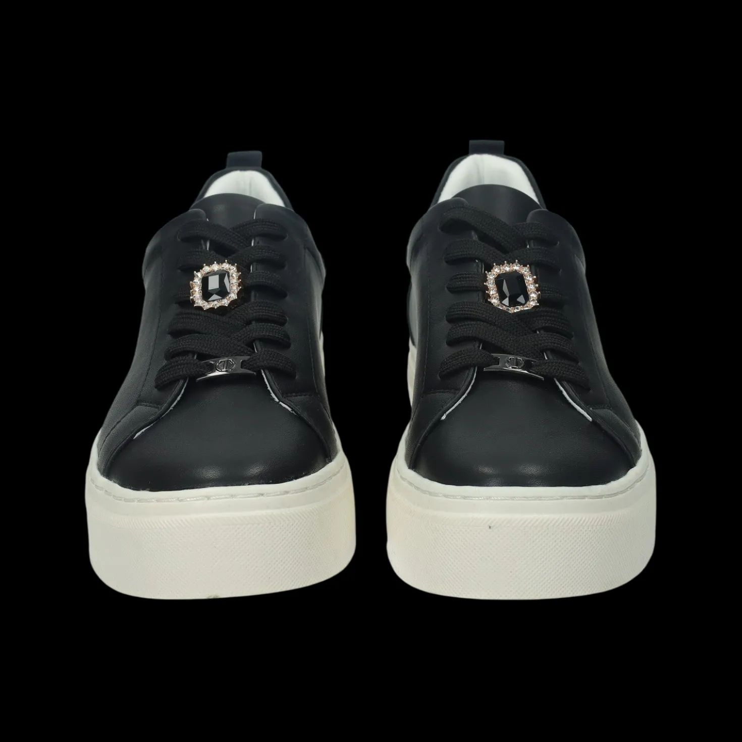 Sneakers con dettaglio in gioiello.Tacco alto 4 cm