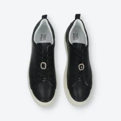 Sneakers con dettaglio in gioiello.Tacco alto 4 cm
