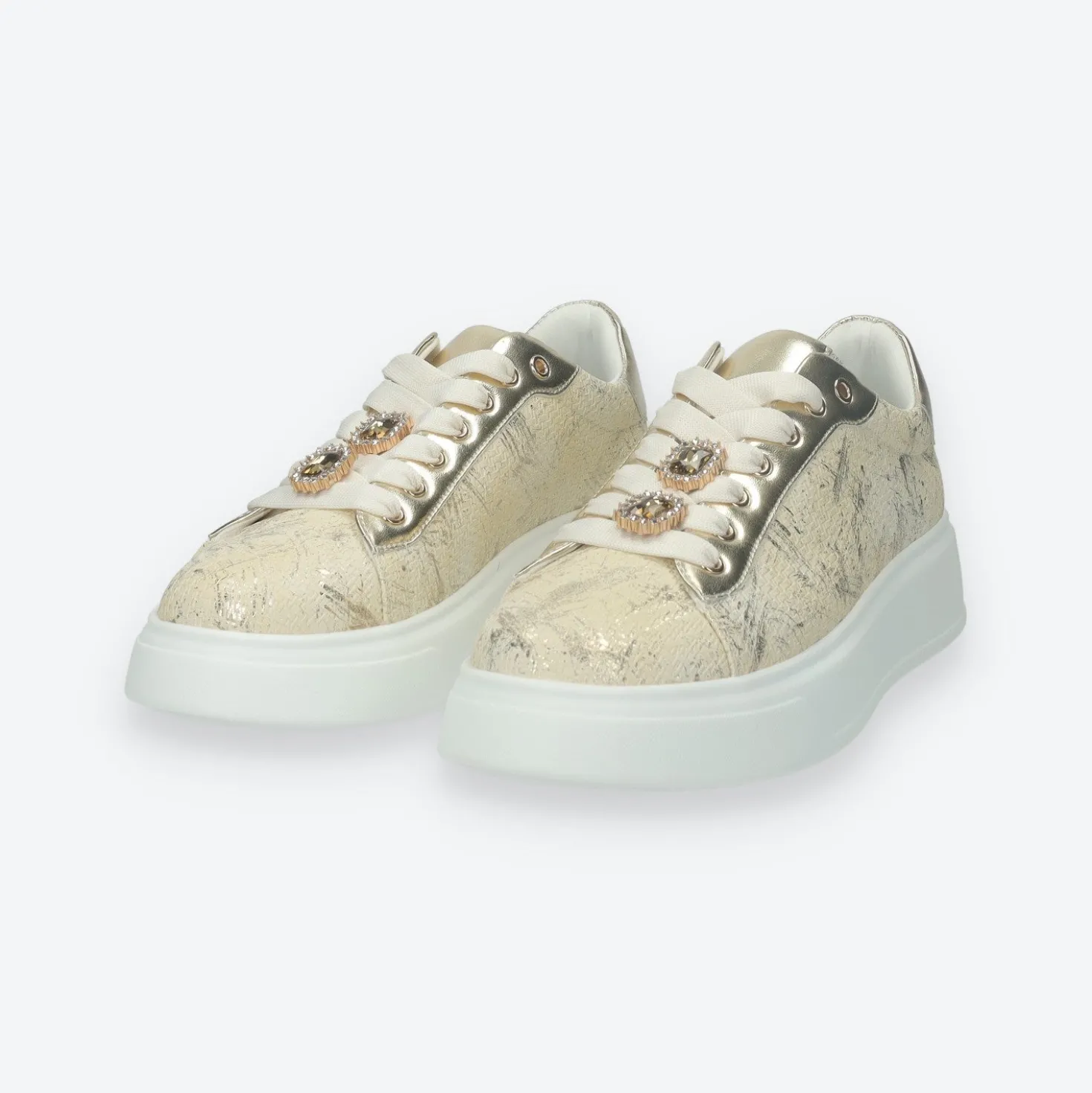 Sneakers con dettaglio in gioiello.Tacco alto 4 cm