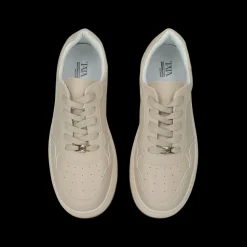 Sneakers con tomaia traforata.Tacco alto 3 cm