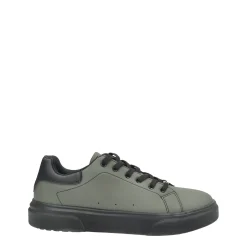Sneakers in ecopelle con cuciture a vista