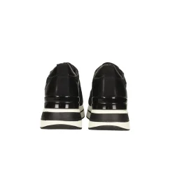 Sneakers nere con inserti in tessuto. Tacco alto 4cm
