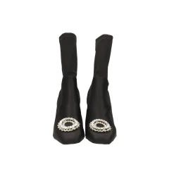 Stivaletti alla caviglia in tessuto con decorazione in pietre luccicanti. Tacco alto 9.5cm