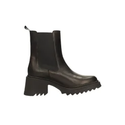 Stivaletti in vera pelle con punta squadrata. Tacco alto 6cm