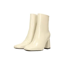 Stivaletti in vernice con punta squadrata. Tacco alto 7cm